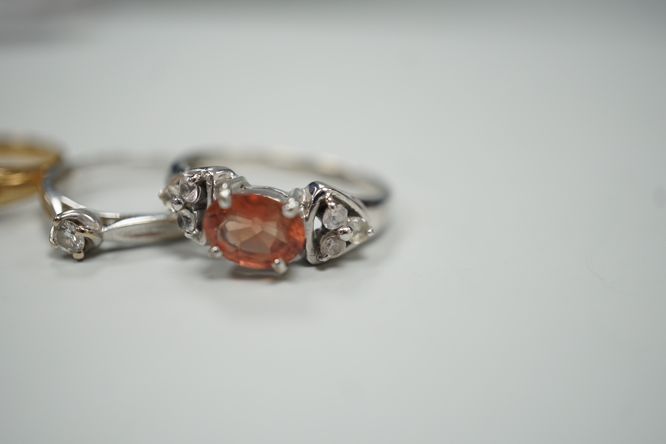 Seven assorted modern 9ct gold and gem set rings, including two solitaire diamond rings, together with a 9ct gold and amber set pendant, gross weight 19.3 grams.